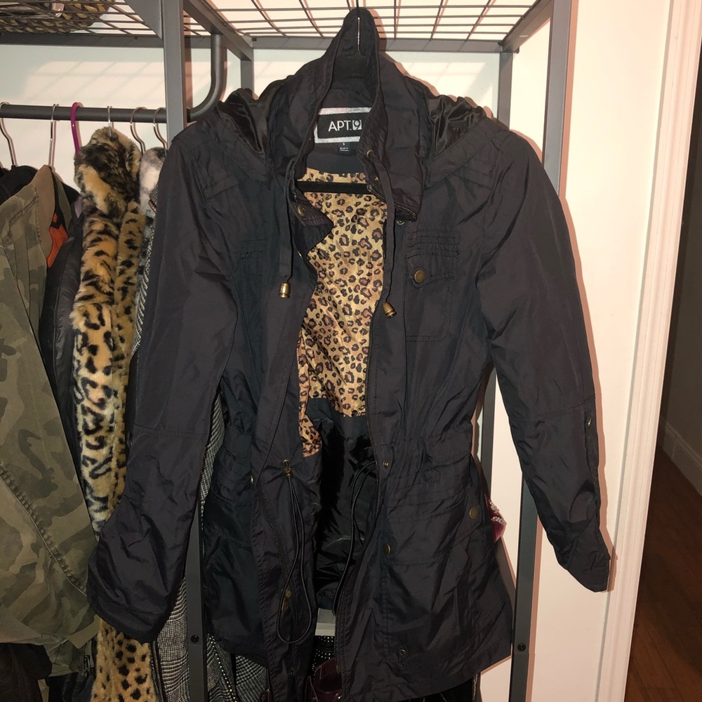 Women’s trendy small black rain coat w. hood